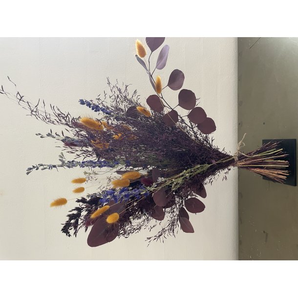 Dried flower bouquet bordeaux